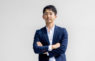 腕組みをする男性ビジネスマン