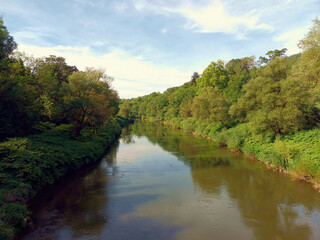 Fototapeta na wymiar Der Fluss Sauer bei Echternach, der die Grenze zwischen Luxemburg und Deutschland bildet.