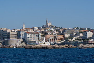 Fototapeta na wymiar Vue sur Marseille et la corniche depuis la mer