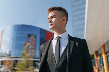 Fototapeta na wymiar Amidst the urban hustle, a young Caucasian American man dressed in a business suit captures the essence of a dedicated entrepreneur.
