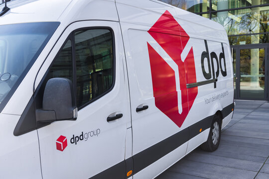 Lieferwagen mit Logo und Schriftzug des Paketdienstes DPD an einem Lieferwagen am 05. April 2023 in M&uuml;nchen, Deutschland