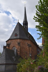 Fototapeta na wymiar Kugelkirche in Marburg hinter blühenden Vorgärten