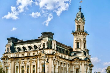 View of the City Hall, which was built in an eclectic style after the fire of 1894. The tower is decorated with a historical clock.