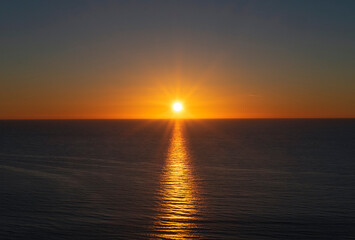 Coucher de soleil sur la mer en normandie, pris de face