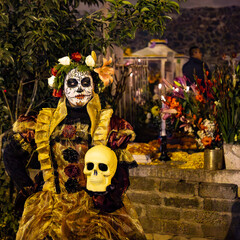 Disfraz de Catrina en el Campo Santo de Mixquic, en Día de Muertos. - obrazy, fototapety, plakaty
