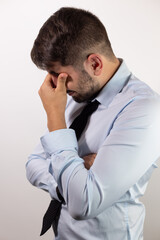 portrait d'un jeune homme d'affaires ou employé de bureau fatigué, stressé et surmené