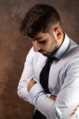 portrait d'un jeune homme d'affaires ou employé de bureau fatigué, stressé, triste et surmené