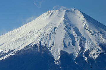 Fototapeta na wymiar 道志山塊の御正体山より　雪化粧した富士山 