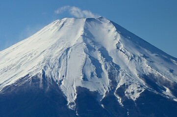 Fototapeta na wymiar 道志山塊の御正体山より　雪化粧した富士山 