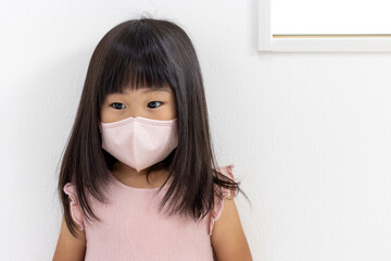 マスクをしている女の子（3歳、日本人） - obrazy, fototapety, plakaty