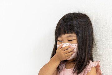 マスクをして口を押さえる女の子（3歳、日本人） - obrazy, fototapety, plakaty