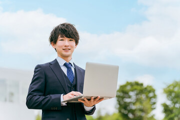 ノートパソコンを使うアジア人ビジネスマン
