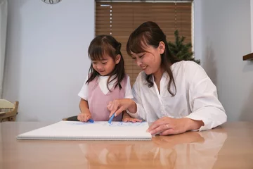 Poster 子供に絵の描き方を教えるお母さん © monzenmachi