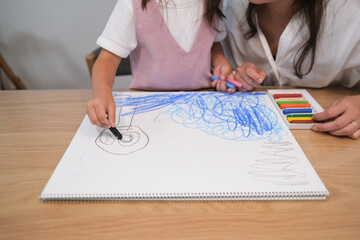 絵を描いている子供の手元のクローズアップ