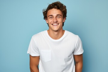 Obraz premium Portrait of a Happy Fictional Beautiful White Man Smiling Candidly. Isolated on a Plain Colored Background. Generative AI. 