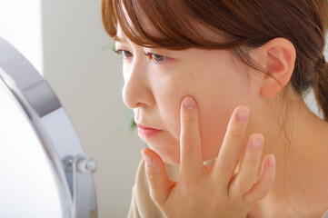 お肌の状態を気にしている女性