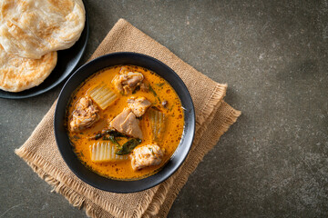 Chicken curry soup with roti