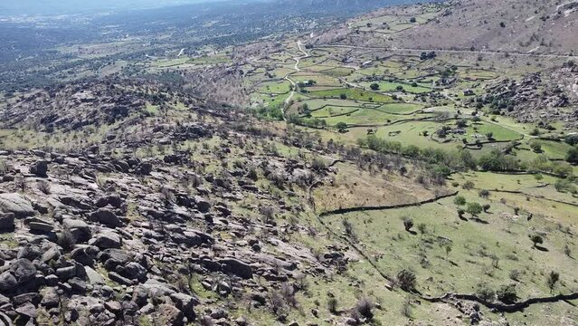 Valle verde con grandes praderas y arboles.