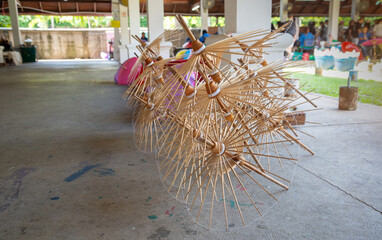 How to make the process umbrella made of paper / fabric. Arts and crafts of the village Bo Sang, Chiang Mai Thailand.