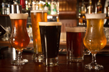 cervezas diversas en copas y vasos cerveceros