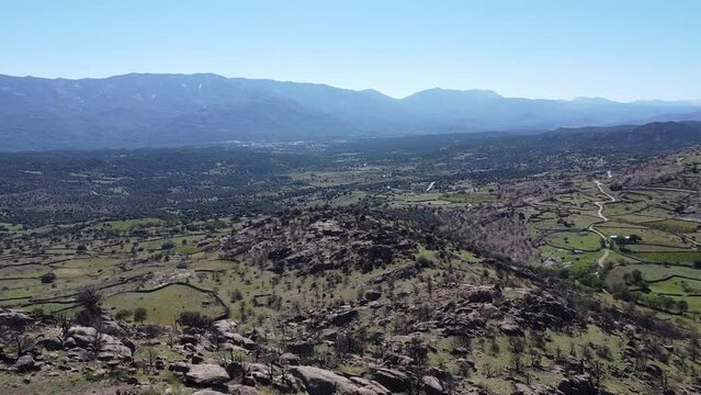 Valle verde con grandes praderas y arboles.
