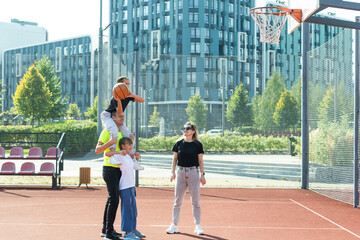 family playing basketball on court - obrazy, fototapety, plakaty