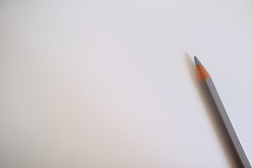 灰色の水彩色鉛筆と白背景