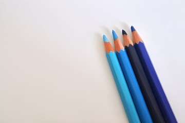 青系の並んだ水彩色鉛筆 - obrazy, fototapety, plakaty