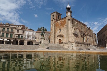 Fototapeta premium view of the plaza of trujillo with the statue of francisco pizarro