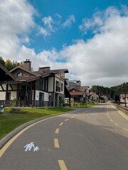 Obraz premium incredibly beautiful mountain view with chalets at a ski resort with clear sunny weather and mountain views