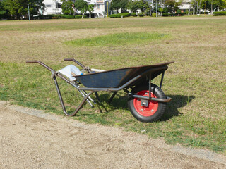 公園整備に使う一輪車。
日本の公園の風景。