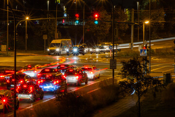 Autos warten an einer Ampel nachts