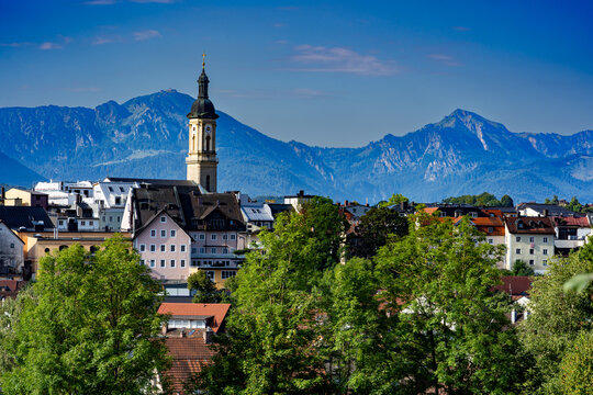Blick auf die Altstadt Traunstein und den Bayerischen Alpen