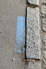 ligne bleue près du trottoir