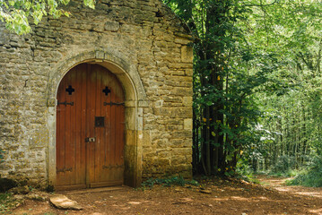 église dans les bois. Chapelle dans une forêt. Porte d'entrée d'une église dans la forêt....
