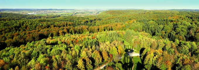 Panoramablick vom Schönbuchturm bei Herrenberg im Herbst über Wald unter blauem Himmel