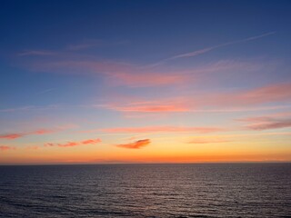 Fototapeta premium Beautiful purple ocean view, sky after the sunset, pink clouds, sea horizon, ocean coast 
