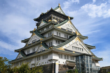 初秋に見上げる迫力ある大坂城天守閣