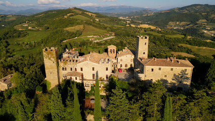 Widok z lotu ptaka na zamek Giomici Castle, Prowincja Prugia 06029 Giomici, Perugia. - obrazy, fototapety, plakaty