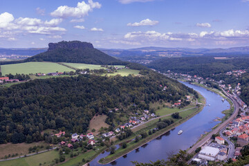 Twierdza Königstein – saska górska twierdza nieopodal miasteczka Königstein - obrazy, fototapety, plakaty