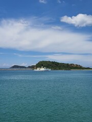 Naklejka premium sea and ​​mountain sky in thailand