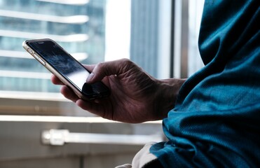 スマホをいじる男性