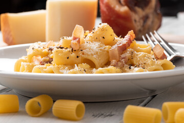 Deliziosa pasta alla carbonara, tradizionale ricetta romana di pasta condita con uovo, guanciale,...