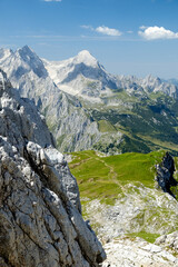 Landschaft im Wettersteingebirge mit Blick zur Alpspitze