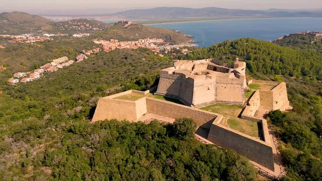 Widok z lotu ptaka na starożytny Fort Stella, Fort Stella GR, wyspa Argentario na morzu Tyreńskim we Włoszech.