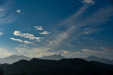 信州秋の風景　青空と雲と山並み