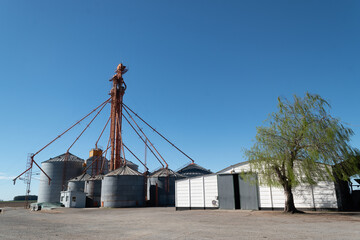 Obraz premium GRAIN SILO IN THE COUNTRYSIDE