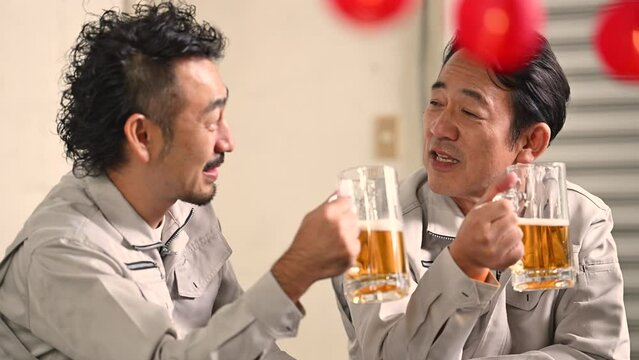 Video of workers drinking beer, getting drunk and bitching. Good job~! Happy Japanese men in