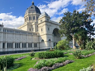 青空に映えるカールトン庭園の王立展示館