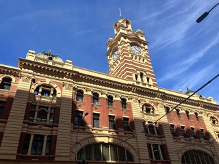 下から見上げるフリンダースストリート駅の駅舎